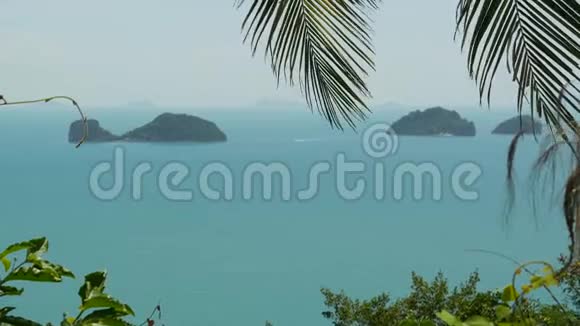 五姐妹岛在宁静的水面迷人的景观绿色植物和深邃的平静的水泰国萨梅放松放松视频的预览图