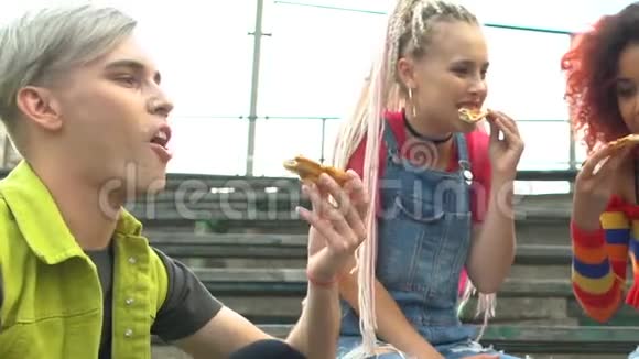 欢乐的多民族男女朋友享受美味的户外披萨视频的预览图