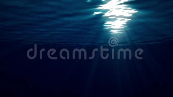 海水下的海浪在振荡随着光线的流动形成了一层美丽的面纱由视频的预览图