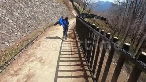 日本少年跑日本国家公园徒步通道儿童自由和乐趣概念视频的预览图