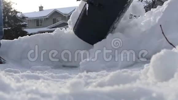 从郊区车道上铲雪视频的预览图
