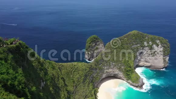 从无人驾驶飞机上俯瞰壮丽的海岸悬崖覆盖着绿色植物和植被亚洲景观景观视频的预览图