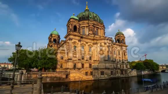 柏林德国五月2019年史上历史建筑柏林多姆附近的斯普里河视频的预览图