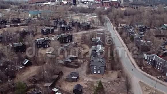 俯瞰圣彼得堡郊区村舍的航班视频的预览图