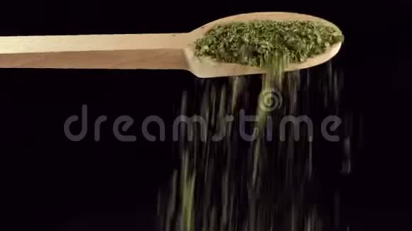一勺香菜叶子香料和食品成分视频的预览图
