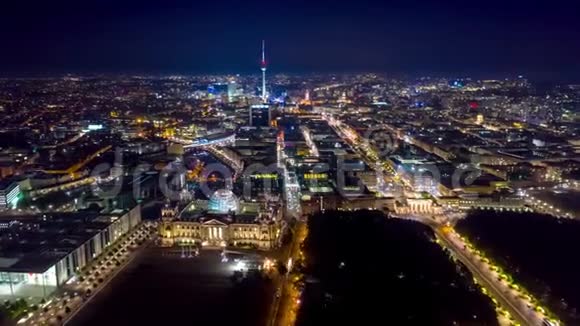 柏林德国五月2019年空中无人机时间推移超移视图柏林市中心从上面在夜间视频的预览图