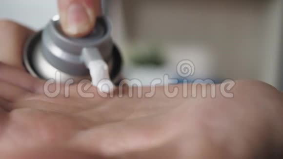 刮花泡沫从瓶子里挤出来放在女性手上剃手臂腿后胸小胡子的概念关闭视频的预览图
