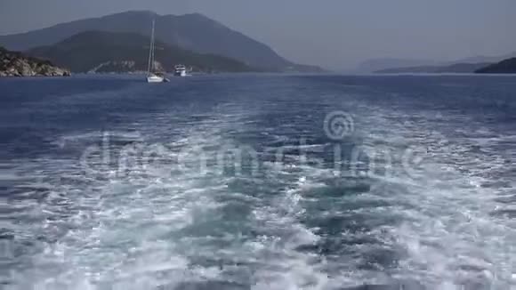 游轮轮渡帆船船尾泡沫海浪前往海滩视频的预览图