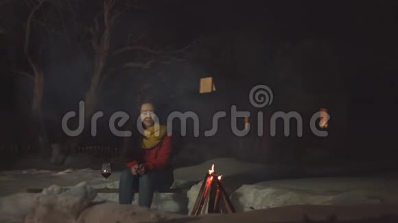 女孩独自坐着喝一杯酒视频的预览图