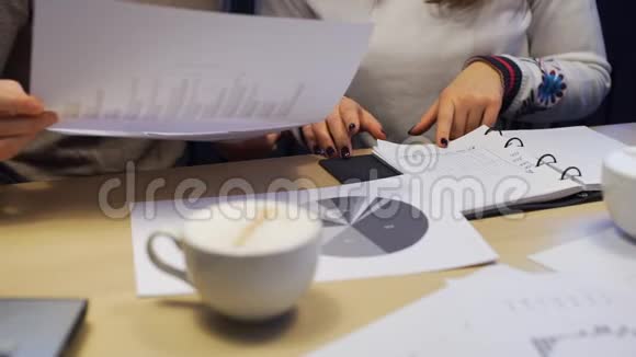 商务同事在咖啡厅做文书工作视频的预览图