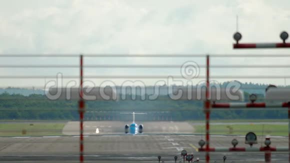 双喷气飞机起飞视频的预览图