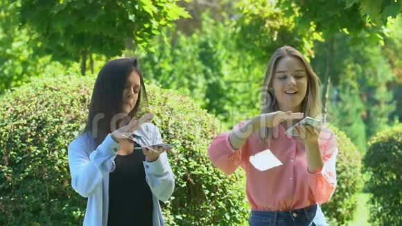 非常快乐的女性朋友喜欢彩票现金奖扔钱视频的预览图