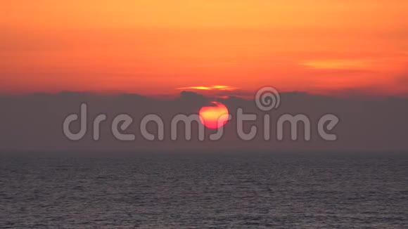 日落海滩日出在海滨海洋在日落在夏天黄昏视频的预览图