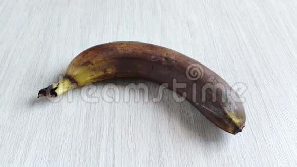 过熟的香蕉躺在木桌上成熟的热带水果静态图像光线变化特写白天丑陋的食物健康的视频的预览图