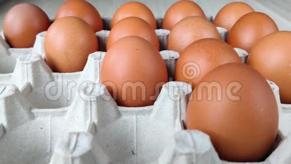 鸡肉棕色鸡蛋在纸包装特写镜头白种人女孩的手拿一个鸡蛋在阳光明媚的日子里白天视频的预览图
