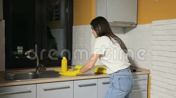 女孩清洁厨房视频的预览图