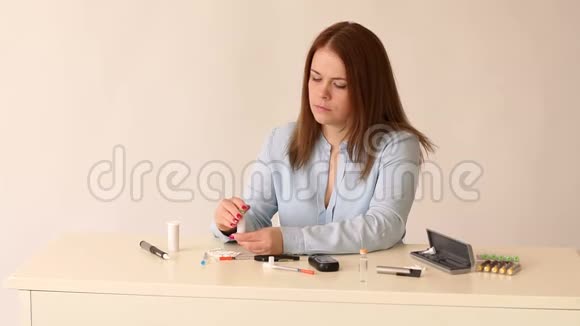 一名患有1型糖尿病的年轻妇女在家给自己注射胰岛素视频的预览图