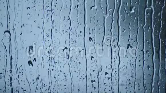 雨滴快速地从窗户滑下来视频的预览图