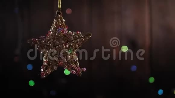 金色圣诞星在木制背景上闪烁的灯光装饰视频的预览图