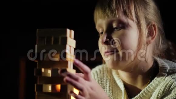 一个孩子在玩游戏时需要从塔上取出木块的画像视频的预览图