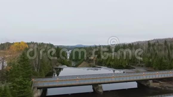 加拿大安大略省秋林卡米尼斯蒂基亚河沿桥空中拍摄视频的预览图