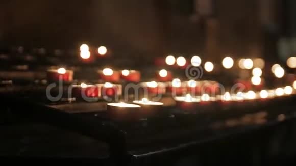 祈祷蜡烛祭坛视频的预览图