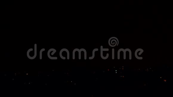 城市城镇的建筑物上的照明雷电夜间风暴市中心视频的预览图