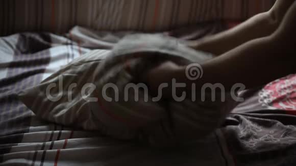 一个男人在房间里拍打和伸直枕头户家务和清洁观念视频的预览图