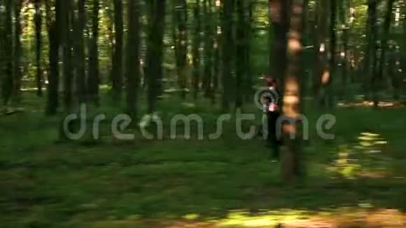 人速度在森林里奔跑视频的预览图