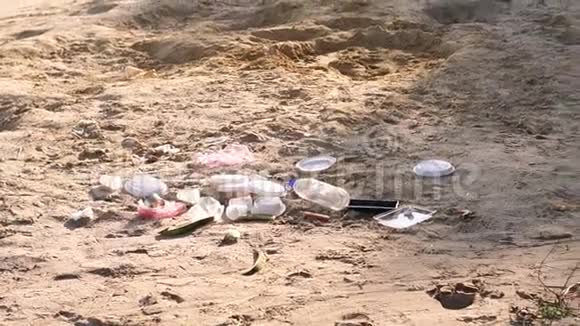 沙滩被塑料垃圾污染海滩上的垃圾肮脏的沙子视频的预览图