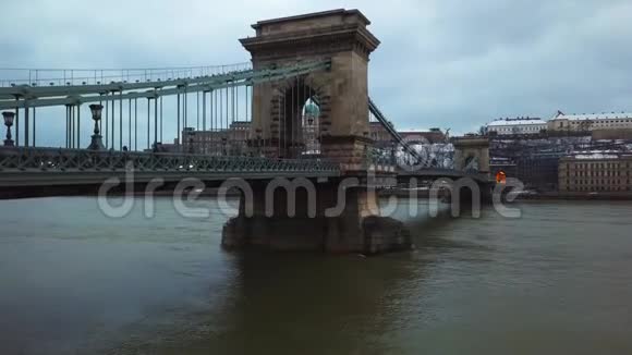 匈牙利布达佩斯4K空中镜头关于无人驾驶飞机在Szechenyi链桥与布达城堡皇家宫殿背景上升视频的预览图
