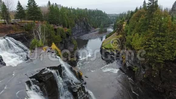 无人机飞过瀑布悬崖和秋林加拿大安大略省卡卡贝卡瀑布卡米尼斯蒂基亚河视频的预览图