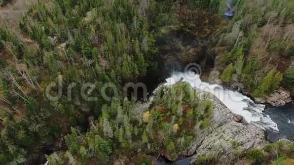 密秋林中小瀑布的鸟瞰图Aguasabon瀑布加拿大安大略省视频的预览图