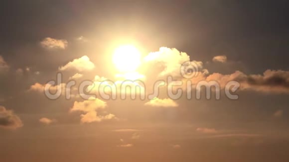 蓝天上的云彩夕阳下的云彩蓬松的云彩大自然的夏天在黄昏视频的预览图