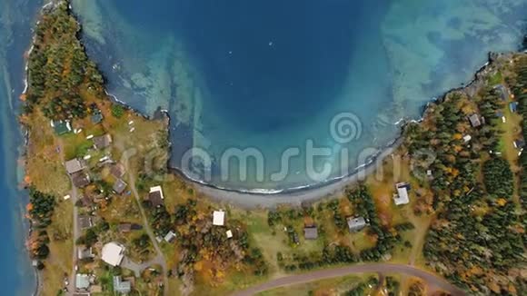 上升的空中无人机射击海岸与房屋和湖泊加拿大安大略省大湖区苏必利尔湖视频的预览图