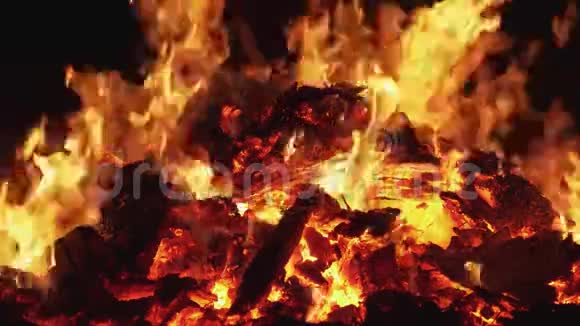 火苗在晚上燃烧得很亮视频的预览图