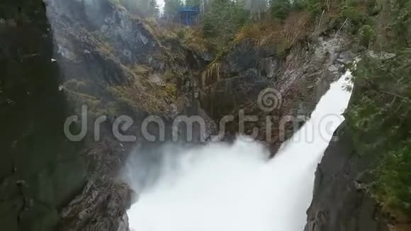 暴风雨瀑布在森林茂密的峡谷中拍打岩石的空中射击Aguasabon瀑布加拿大安大略省视频的预览图