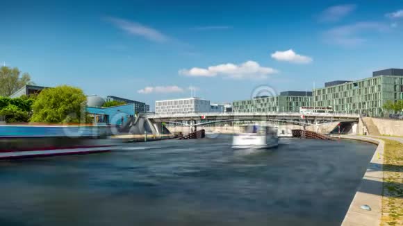 柏林德国五月2019年斯普里河上一座桥的时间推移视图船在市中心靠近联邦议院视频的预览图