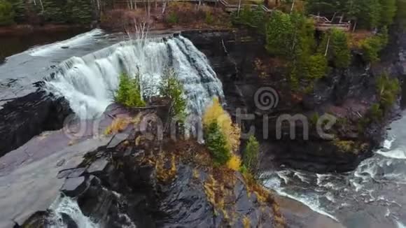 冒泡瀑布和岩壁的空中镜头加拿大安大略省卡卡贝卡瀑布卡米尼斯蒂基亚河视频的预览图
