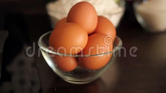 在厨房的盘子里放有棕色贝壳的鸡蛋特写视频的预览图