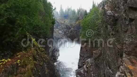 无人机镜头接近森林丘陵的暴风雨瀑布Aguasabon瀑布加拿大安大略省视频的预览图