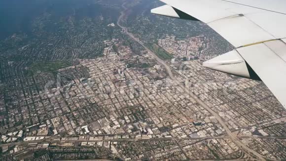 从飞机飞越房屋建筑物和洛杉矶市公路的视野视频的预览图