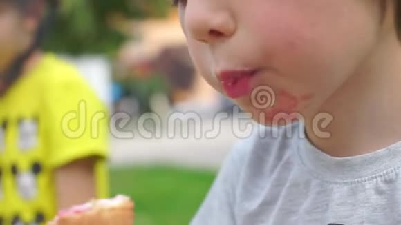 男孩用喇叭咬冰淇淋视频的预览图
