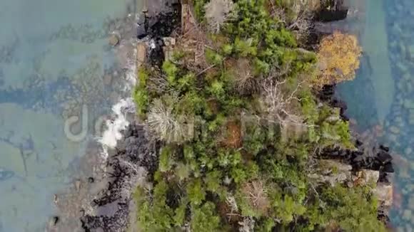 无人驾驶飞机在湖中央与森林一起射击岛加拿大安大略省大湖区苏必利尔湖视频的预览图