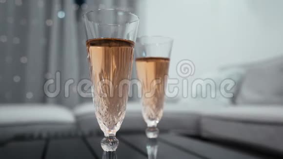 玫瑰豪华葡萄酒特殊眼镜婚礼婚礼闪烁琥珀灯派对庆祝视频的预览图