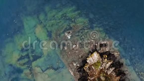 空中摄像机从湖中的一个岩石岛移开加拿大安大略省大湖区苏必利尔湖视频的预览图