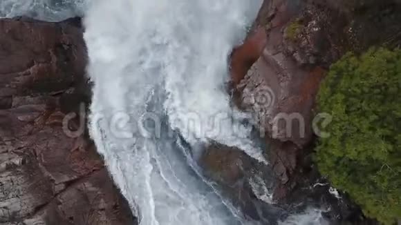 空中摄像机捕捉瀑布和岩石海岸Aguasabon瀑布加拿大安大略省视频的预览图