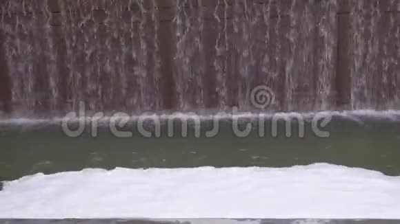 贝尔维尤公园市中心的室外瀑布视频的预览图