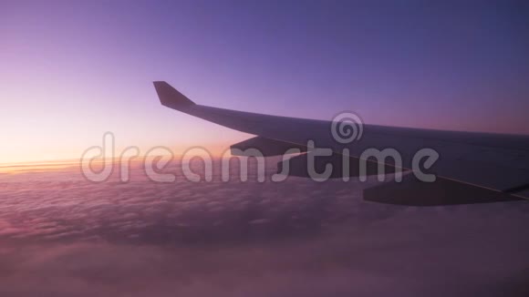 乘飞机飞越云的翅膀与浪漫的日落天空视频的预览图