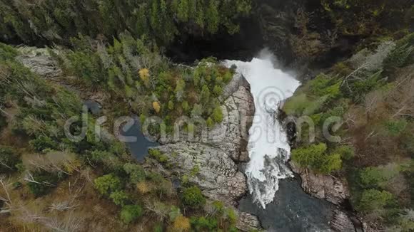 一架无人机相机接近一个瀑布之间的海岸与秋天的森林Aguasabon瀑布加拿大安大略省视频的预览图